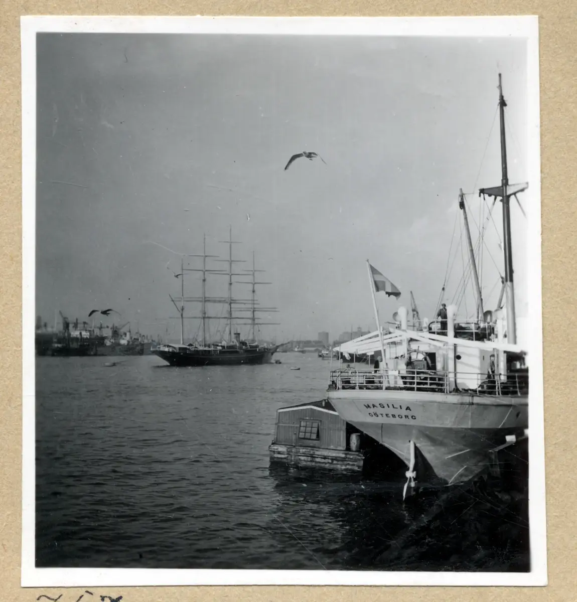 a) " Kungälv 755 " Tremastare i vinterälv 

b) " 756 " Segelfartygsför i Kustens varv 

c) " 757 " Hamnvy, MASILIA, pråm, bark m m 

d) " 758 " Fiskefartygsför uppdragen i varv

e) " 759 " Livbåt LINGARD, segelfartysmaster

f) " Kusten 760 " Segelbåtar av trä på land

g) " 761 " Samma som d. Staket

h) " Kusten 762 " Samma som f. En prydlig rad

i) " 763 " Två segelfartygsförar i Kustens varv, vinter

j) " 764 " Samma som i

k) " 765 " Samma som d

l) " 766 " Samma som d