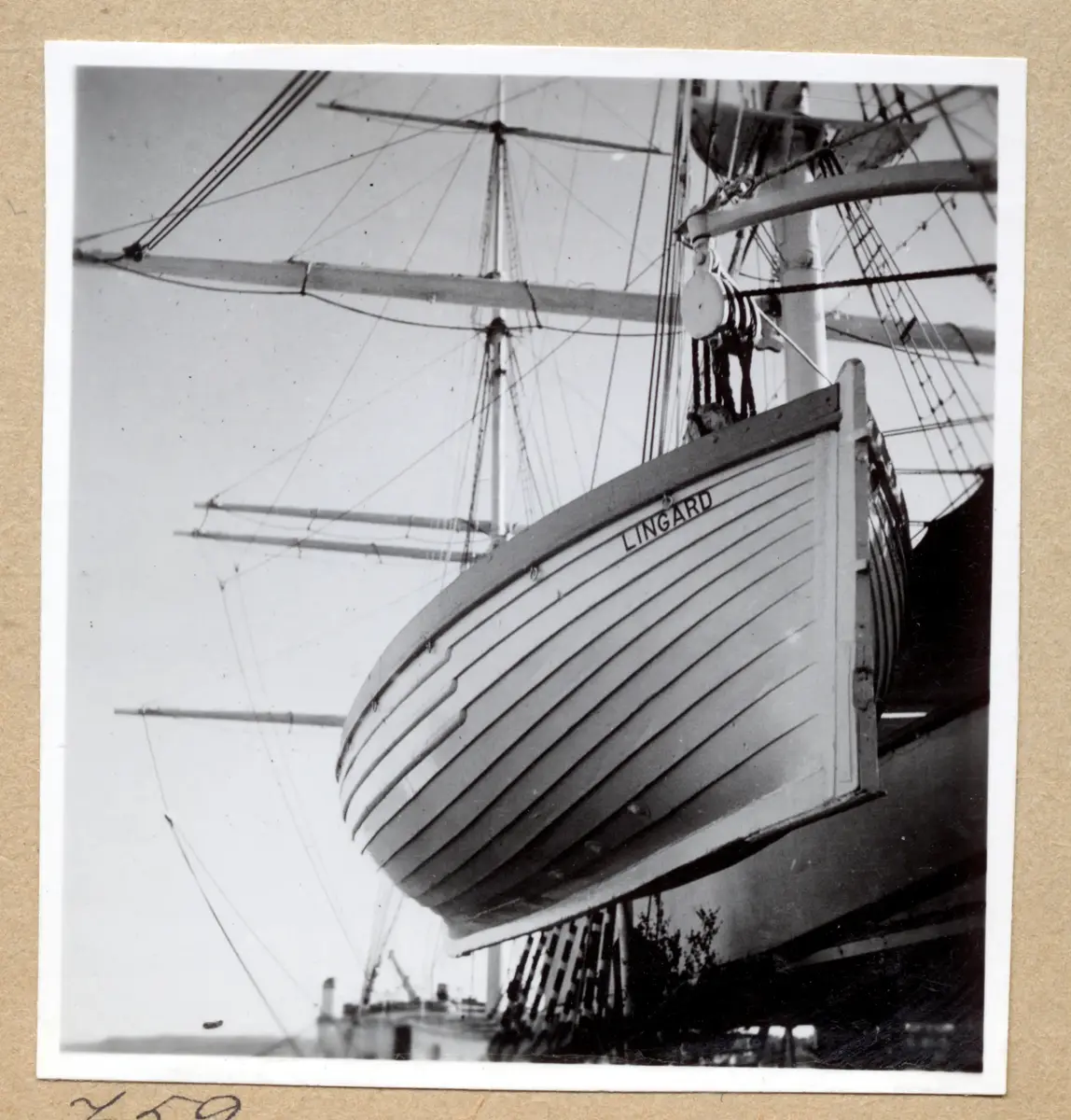 a) " Kungälv 755 " Tremastare i vinterälv 

b) " 756 " Segelfartygsför i Kustens varv 

c) " 757 " Hamnvy, MASILIA, pråm, bark m m 

d) " 758 " Fiskefartygsför uppdragen i varv

e) " 759 " Livbåt LINGARD, segelfartysmaster

f) " Kusten 760 " Segelbåtar av trä på land

g) " 761 " Samma som d. Staket

h) " Kusten 762 " Samma som f. En prydlig rad

i) " 763 " Två segelfartygsförar i Kustens varv, vinter

j) " 764 " Samma som i

k) " 765 " Samma som d

l) " 766 " Samma som d