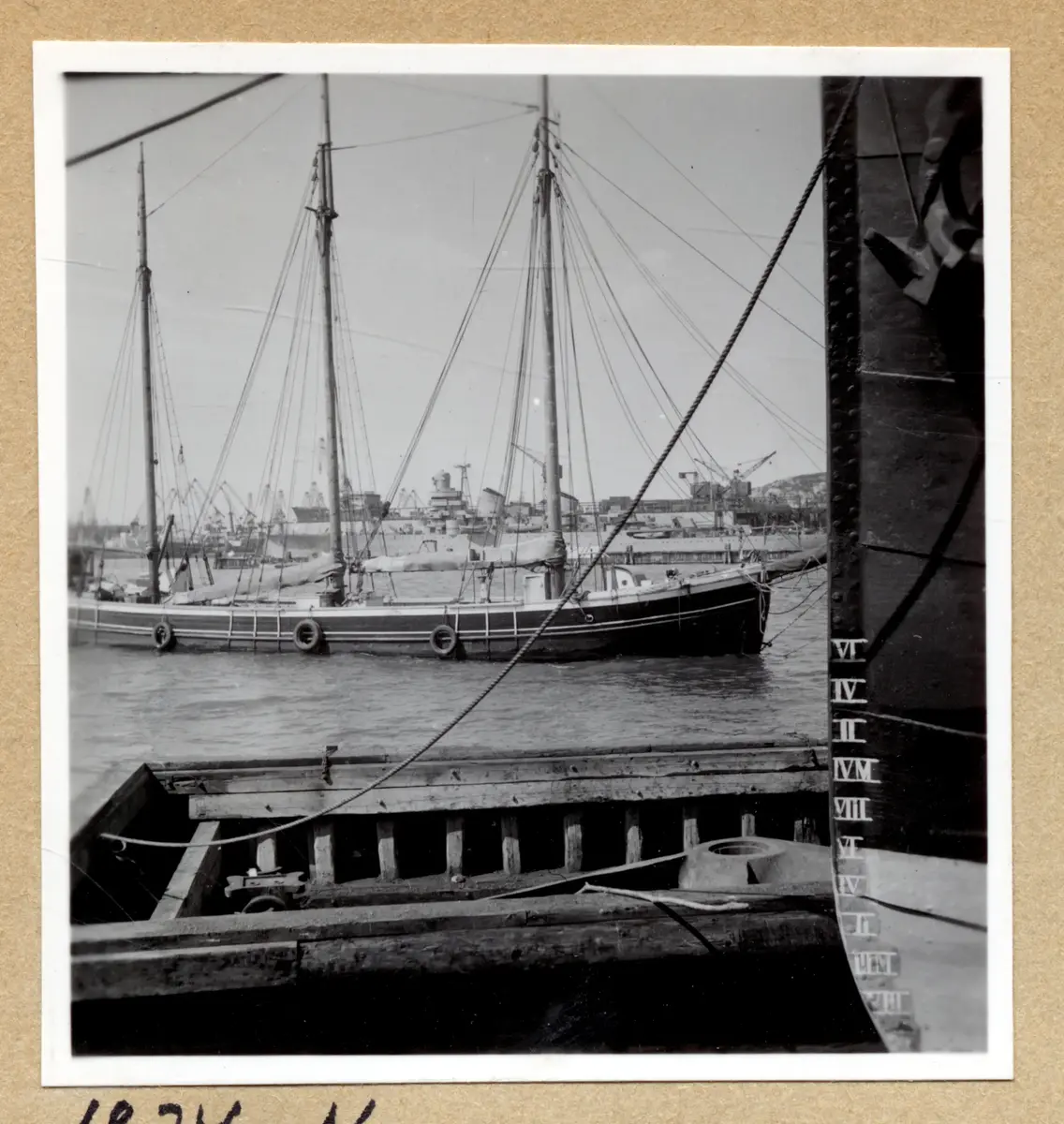 a) " 1834 N " Mörk tremastare i Göta älv, del av fartygsför och pråm

b) " 1835 " Segelbåt i skärgården i motljus och solglitter

c) " 1836 " Segelbåt som sjunkit vid strandstenarna

d) " 1837 " Kätting och propeller på kajens gatsten. Vit båt förtöjd

e) " 1838 " Matros i motorbåtsför håller åra mot kajen

f) " 1839 " Dito

g) " 1840 " Två kvinnor hjälps ner i motorbåten av officerare och matroser. Hamnvy mot Masthuggskyrkan