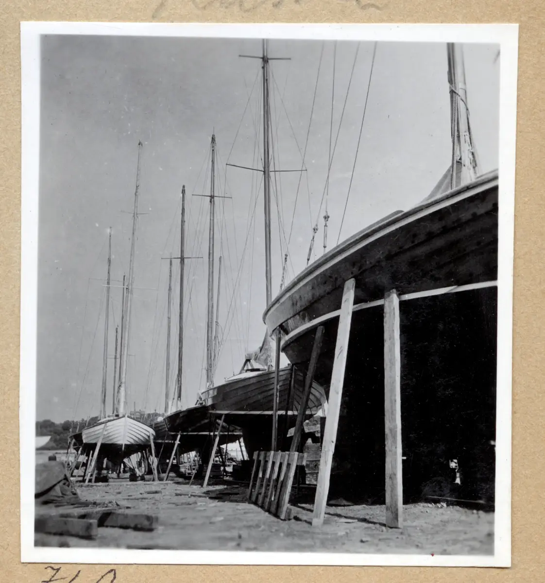 a) " Kungälv 755 " Tremastare i vinterälv 

b) " 756 " Segelfartygsför i Kustens varv 

c) " 757 " Hamnvy, MASILIA, pråm, bark m m 

d) " 758 " Fiskefartygsför uppdragen i varv

e) " 759 " Livbåt LINGARD, segelfartysmaster

f) " Kusten 760 " Segelbåtar av trä på land

g) " 761 " Samma som d. Staket

h) " Kusten 762 " Samma som f. En prydlig rad

i) " 763 " Två segelfartygsförar i Kustens varv, vinter

j) " 764 " Samma som i

k) " 765 " Samma som d

l) " 766 " Samma som d