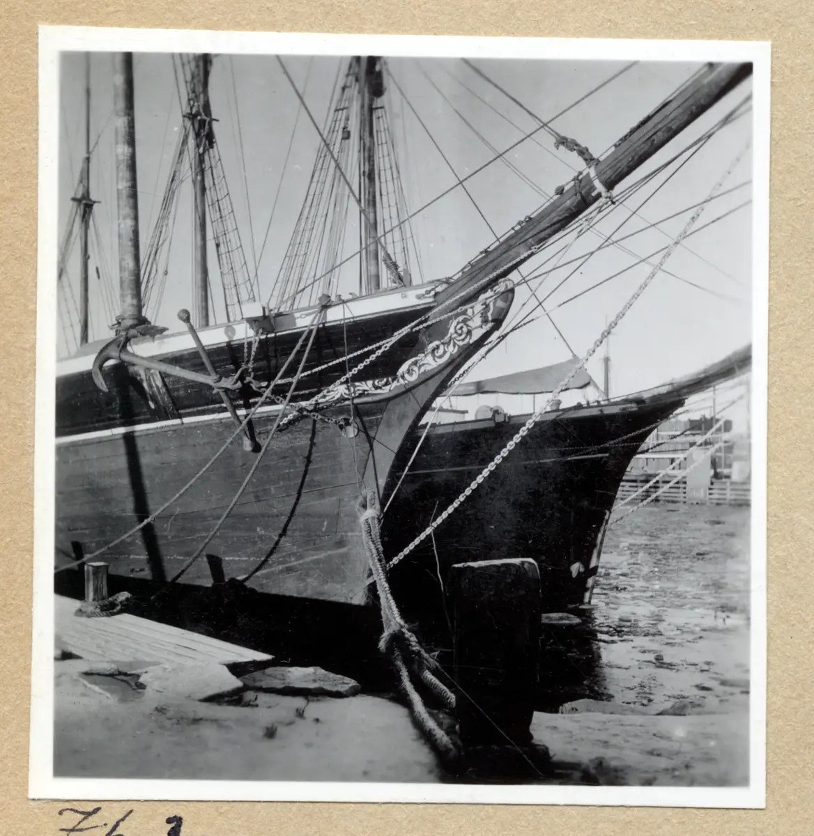 a) " Kungälv 755 " Tremastare i vinterälv 

b) " 756 " Segelfartygsför i Kustens varv 

c) " 757 " Hamnvy, MASILIA, pråm, bark m m 

d) " 758 " Fiskefartygsför uppdragen i varv

e) " 759 " Livbåt LINGARD, segelfartysmaster

f) " Kusten 760 " Segelbåtar av trä på land

g) " 761 " Samma som d. Staket

h) " Kusten 762 " Samma som f. En prydlig rad

i) " 763 " Två segelfartygsförar i Kustens varv, vinter

j) " 764 " Samma som i

k) " 765 " Samma som d

l) " 766 " Samma som d