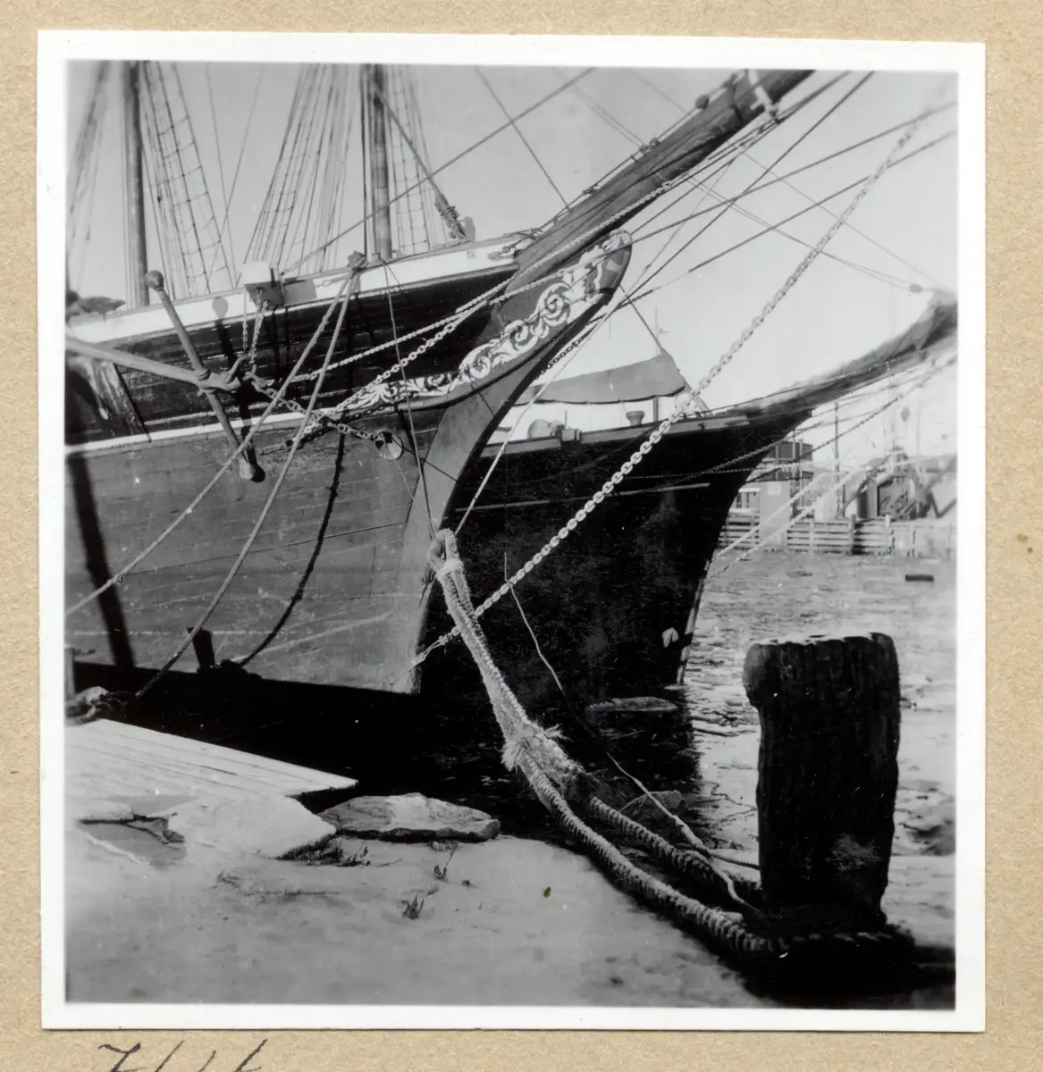a) " Kungälv 755 " Tremastare i vinterälv 

b) " 756 " Segelfartygsför i Kustens varv 

c) " 757 " Hamnvy, MASILIA, pråm, bark m m 

d) " 758 " Fiskefartygsför uppdragen i varv

e) " 759 " Livbåt LINGARD, segelfartysmaster

f) " Kusten 760 " Segelbåtar av trä på land

g) " 761 " Samma som d. Staket

h) " Kusten 762 " Samma som f. En prydlig rad

i) " 763 " Två segelfartygsförar i Kustens varv, vinter

j) " 764 " Samma som i

k) " 765 " Samma som d

l) " 766 " Samma som d