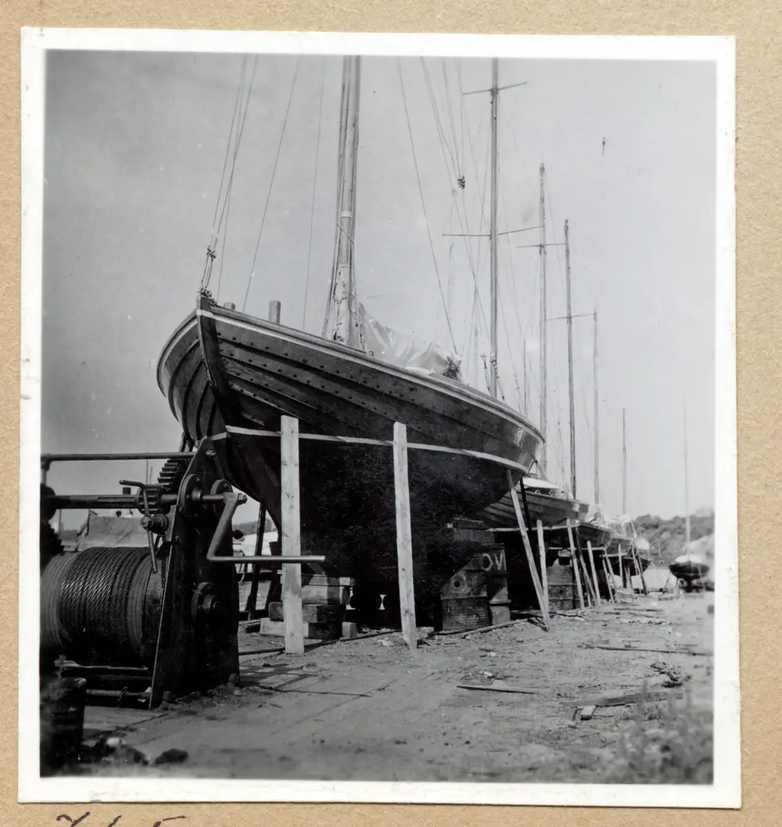 a) " Kungälv 755 " Tremastare i vinterälv 

b) " 756 " Segelfartygsför i Kustens varv 

c) " 757 " Hamnvy, MASILIA, pråm, bark m m 

d) " 758 " Fiskefartygsför uppdragen i varv

e) " 759 " Livbåt LINGARD, segelfartysmaster

f) " Kusten 760 " Segelbåtar av trä på land

g) " 761 " Samma som d. Staket

h) " Kusten 762 " Samma som f. En prydlig rad

i) " 763 " Två segelfartygsförar i Kustens varv, vinter

j) " 764 " Samma som i

k) " 765 " Samma som d

l) " 766 " Samma som d