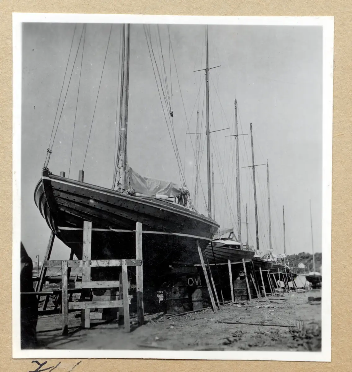 a) " Kungälv 755 " Tremastare i vinterälv 

b) " 756 " Segelfartygsför i Kustens varv 

c) " 757 " Hamnvy, MASILIA, pråm, bark m m 

d) " 758 " Fiskefartygsför uppdragen i varv

e) " 759 " Livbåt LINGARD, segelfartysmaster

f) " Kusten 760 " Segelbåtar av trä på land

g) " 761 " Samma som d. Staket

h) " Kusten 762 " Samma som f. En prydlig rad

i) " 763 " Två segelfartygsförar i Kustens varv, vinter

j) " 764 " Samma som i

k) " 765 " Samma som d

l) " 766 " Samma som d