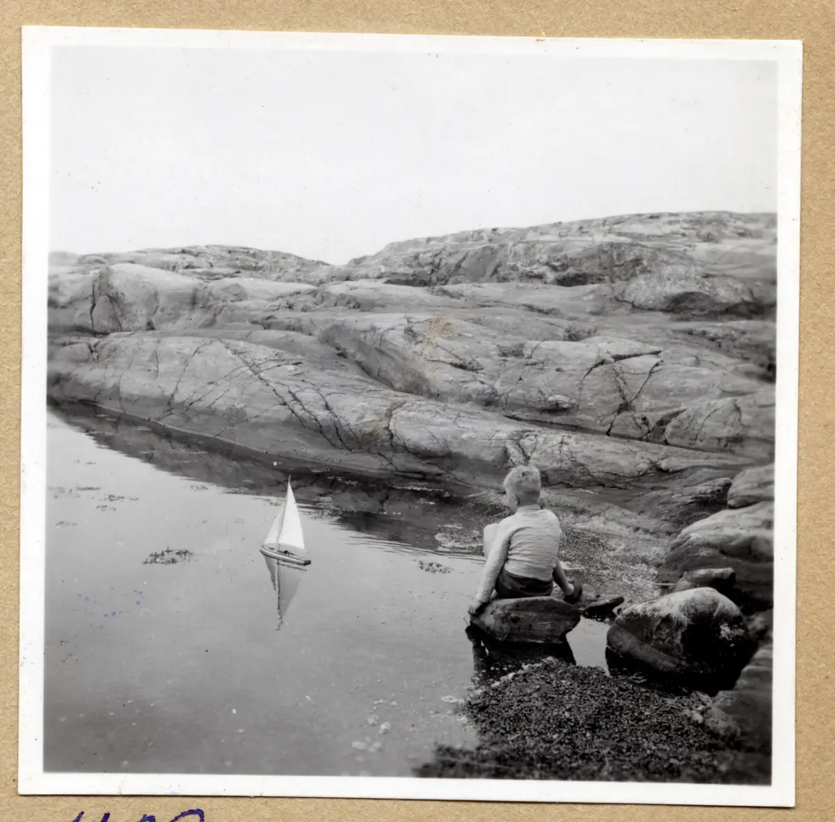 a) " 1137 " Mörka moln över hav och skärgård

b) " 1148 " Vitt-svart-vitt kummel, moln 

c) " 1149 " Brygga, del av segelbåt, kustvy

d) " 1146 Orust " Fyr, hav och himmel 

e) " 1428 " Mina på stenig strand, klippor  

f) " 1147 " Brygga, kajkant, liten fyr, sund

g) " 1134 " Bernt Sjöberg leker med segelbåt, klippor

h) " 1131 " Bernt Sjöberg med eka på klippstrand

i) " 1132 " Bernt och annat barn vänder på ekan

j) " 1129 " Samma som g

k) " 1130 " Samma som g

l) " 1133 " Två barn undersöker den klippiga stranden
