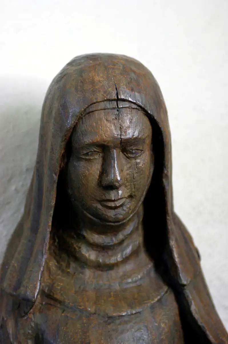 Detalj av träskulptur av Heliga Birgitta.


Skulpturen är en kopia av originalet som förvaras på Statens Historiska Museum och anses vara en av de äldsta avbildningarna vi har av Heliga Birgitta.