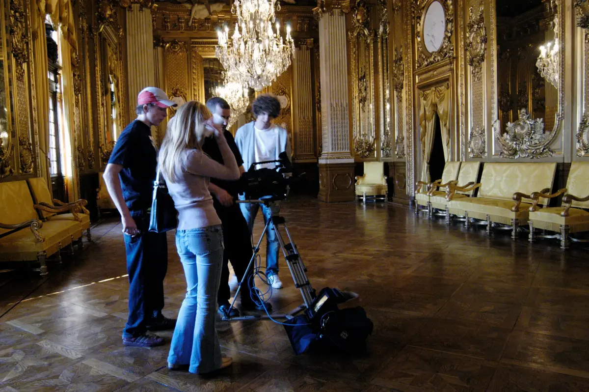 Elever från Hässelby filmar på Kungliga Operan som en del av länsmuseets pedagogiska arbete.