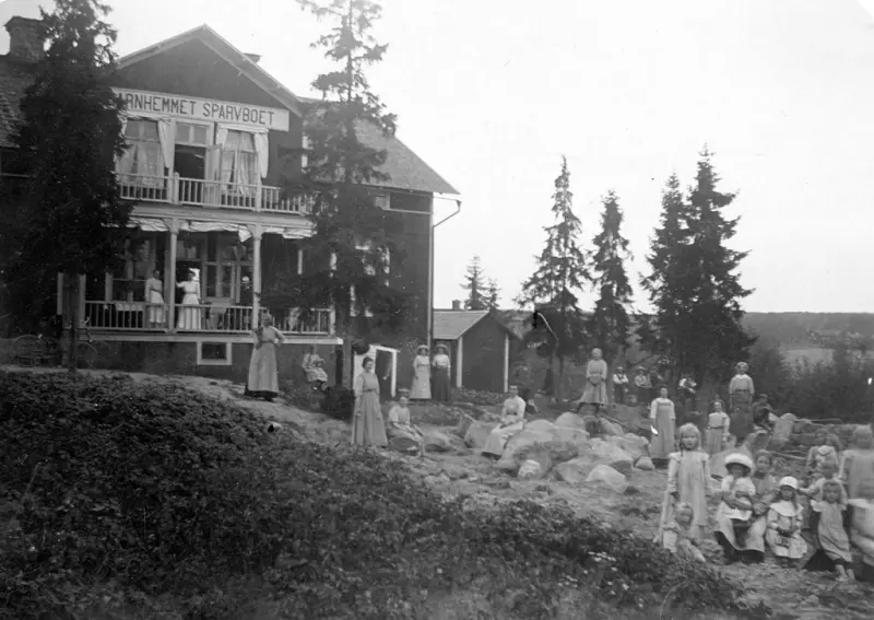 Barnhemmet Sparvboet stod klart på nuvarande Hamrevägen 38 och invigdes i september 1906.