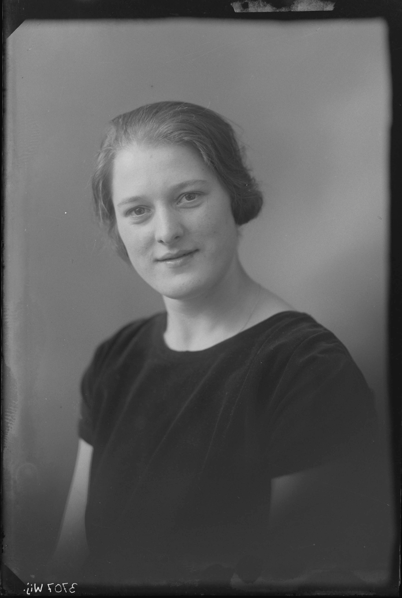 Fotografering beställd av Hjördis Berglund. Kan föreställa Hjördis Kristina Berglund (1907-2007).