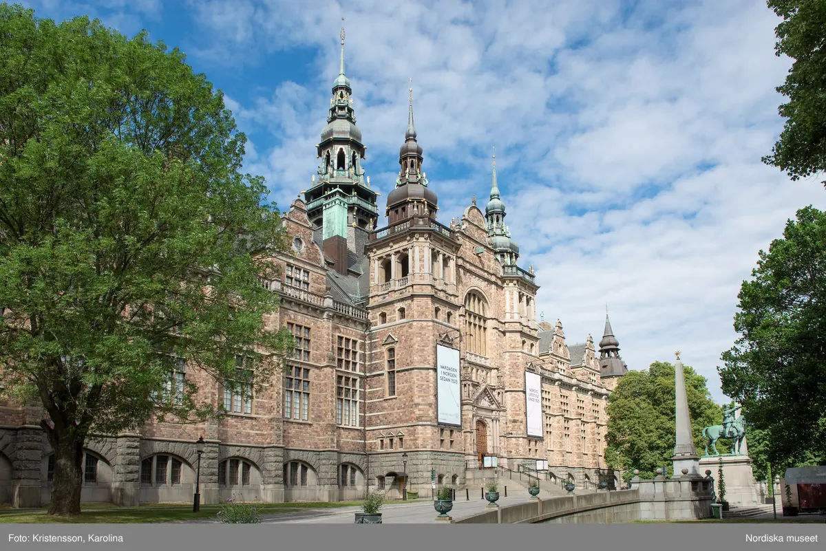 Nordiska museet, exteriörbilder tidig sommar med utblickar i närområdet på Djurgården och även drönarbilder som visar stora delar av Stockholm.