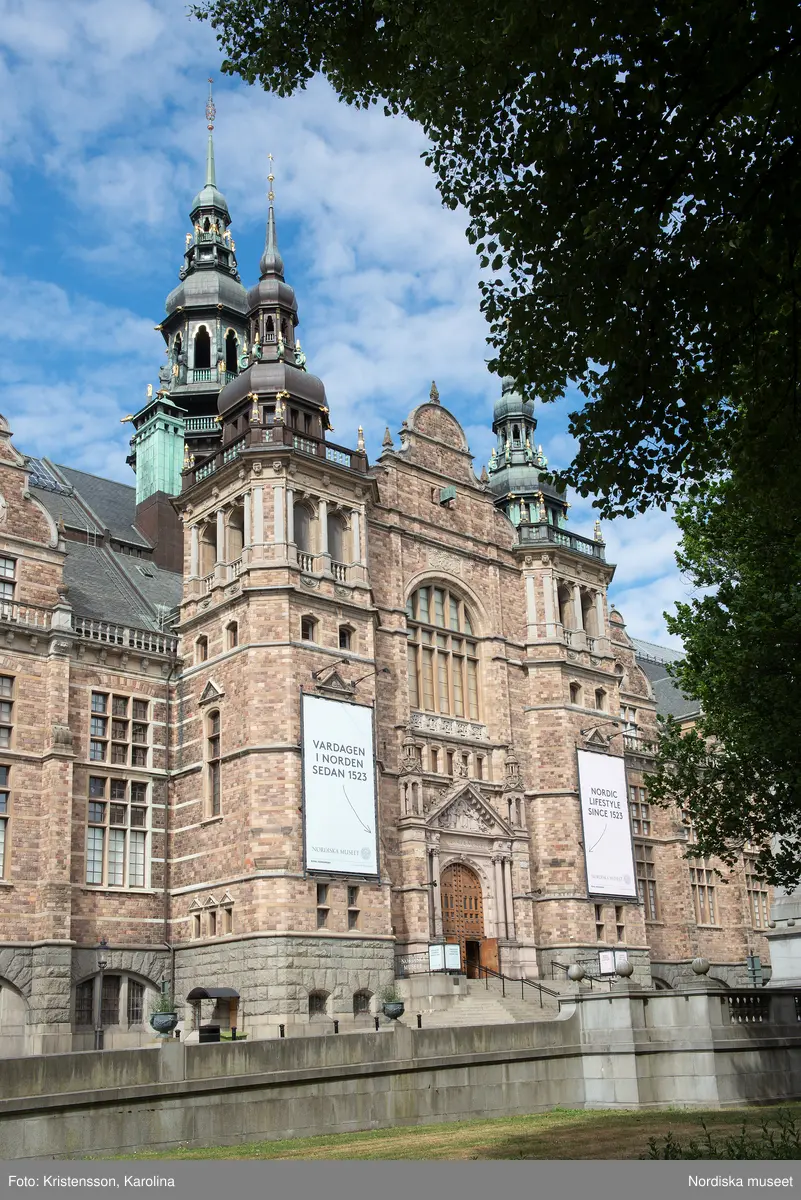 Nordiska museet, exteriörbilder tidig sommar med utblickar i närområdet på Djurgården och även drönarbilder som visar stora delar av Stockholm.