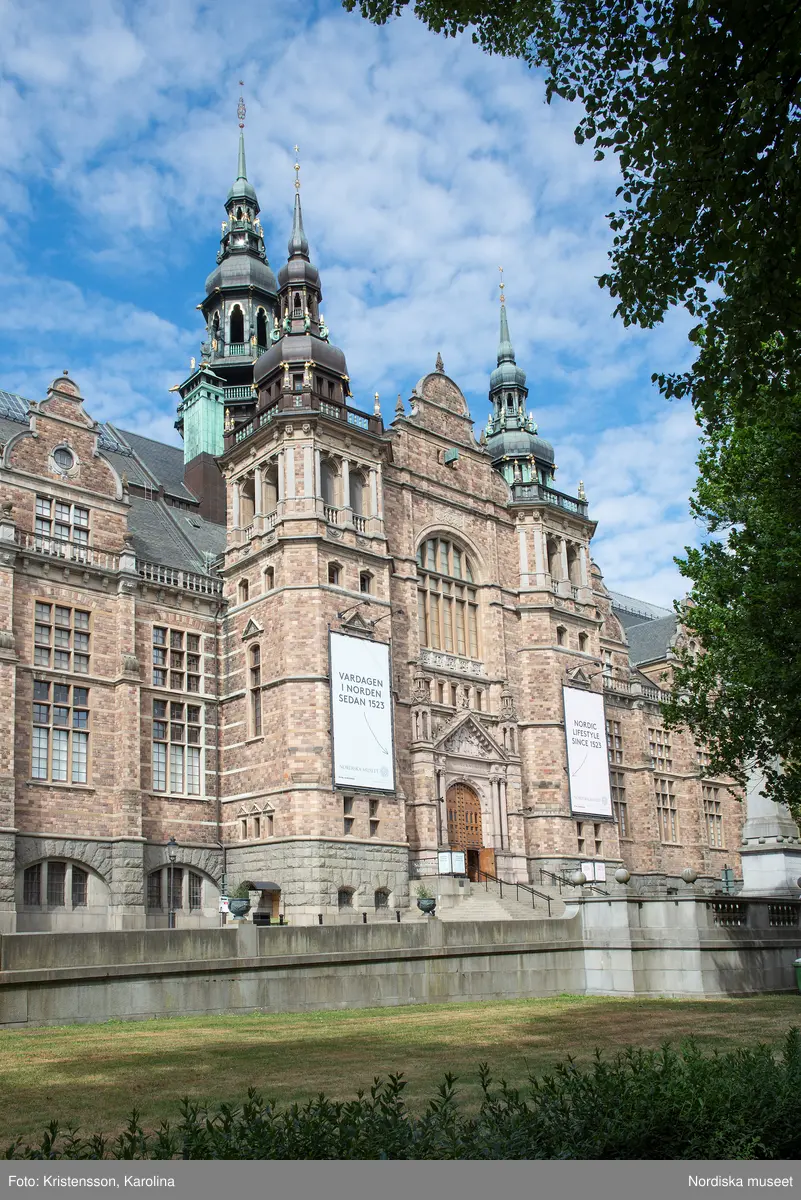 Nordiska museet, exteriörbilder tidig sommar med utblickar i närområdet på Djurgården och även drönarbilder som visar stora delar av Stockholm.