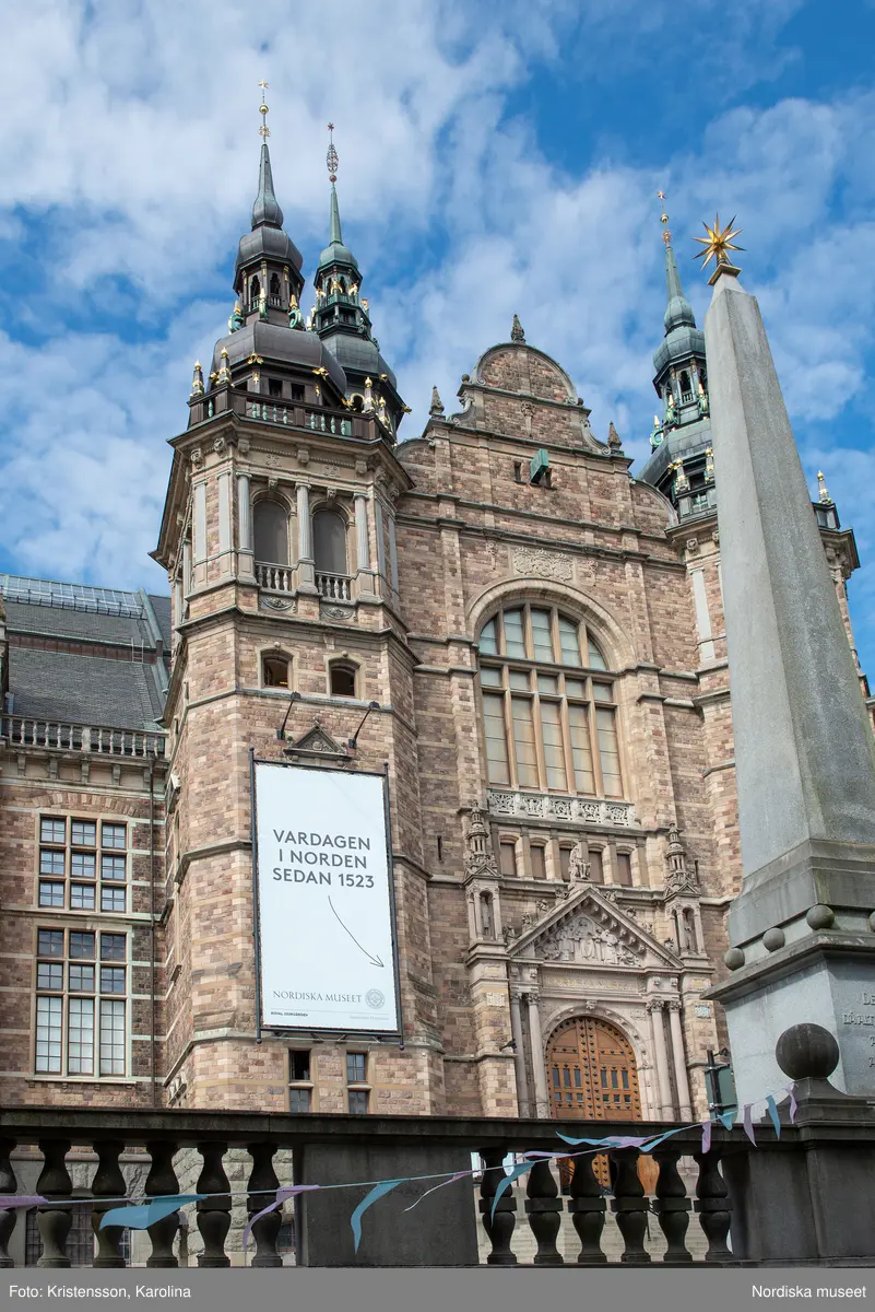 Nordiska museet, exteriörbilder tidig sommar med utblickar i närområdet på Djurgården och även drönarbilder som visar stora delar av Stockholm.