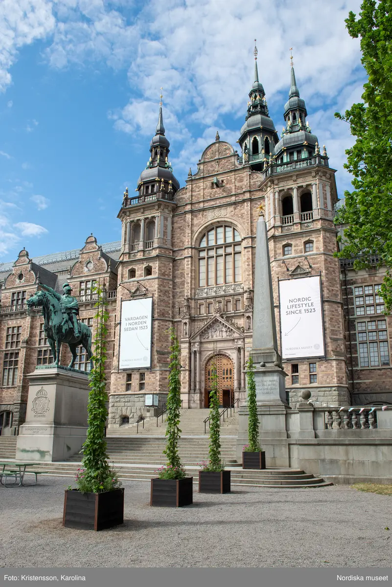 Nordiska museet, exteriörbilder tidig sommar med utblickar i närområdet på Djurgården och även drönarbilder som visar stora delar av Stockholm.