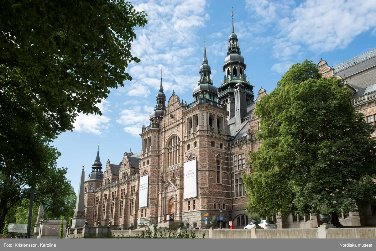 Nordiska museet, exteriörbilder tidig sommar med utblickar i närområdet på Djurgården och även drönarbilder som visar stora delar av Stockholm.