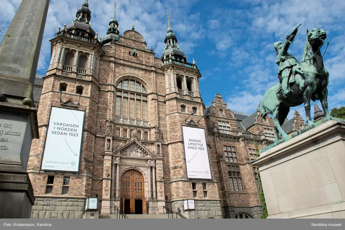 Nordiska museet, exteriörbilder tidig sommar med utblickar i närområdet på Djurgården och även drönarbilder som visar stora delar av Stockholm.