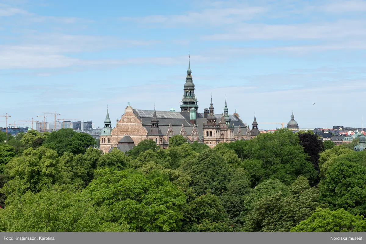 Nordiska museet, exteriörbilder tidig sommar med utblickar i närområdet på Djurgården och även drönarbilder som visar stora delar av Stockholm.