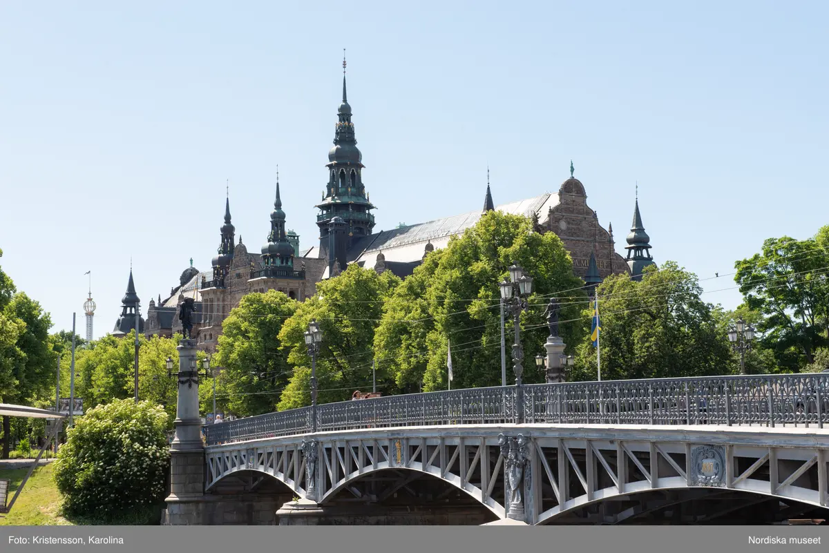 Nordiska museet, exteriörbilder tidig sommar med utblickar i närområdet på Djurgården och även drönarbilder som visar stora delar av Stockholm.