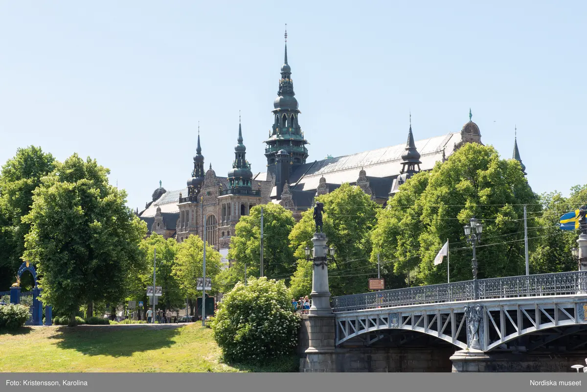 Nordiska museet, exteriörbilder tidig sommar med utblickar i närområdet på Djurgården och även drönarbilder som visar stora delar av Stockholm.