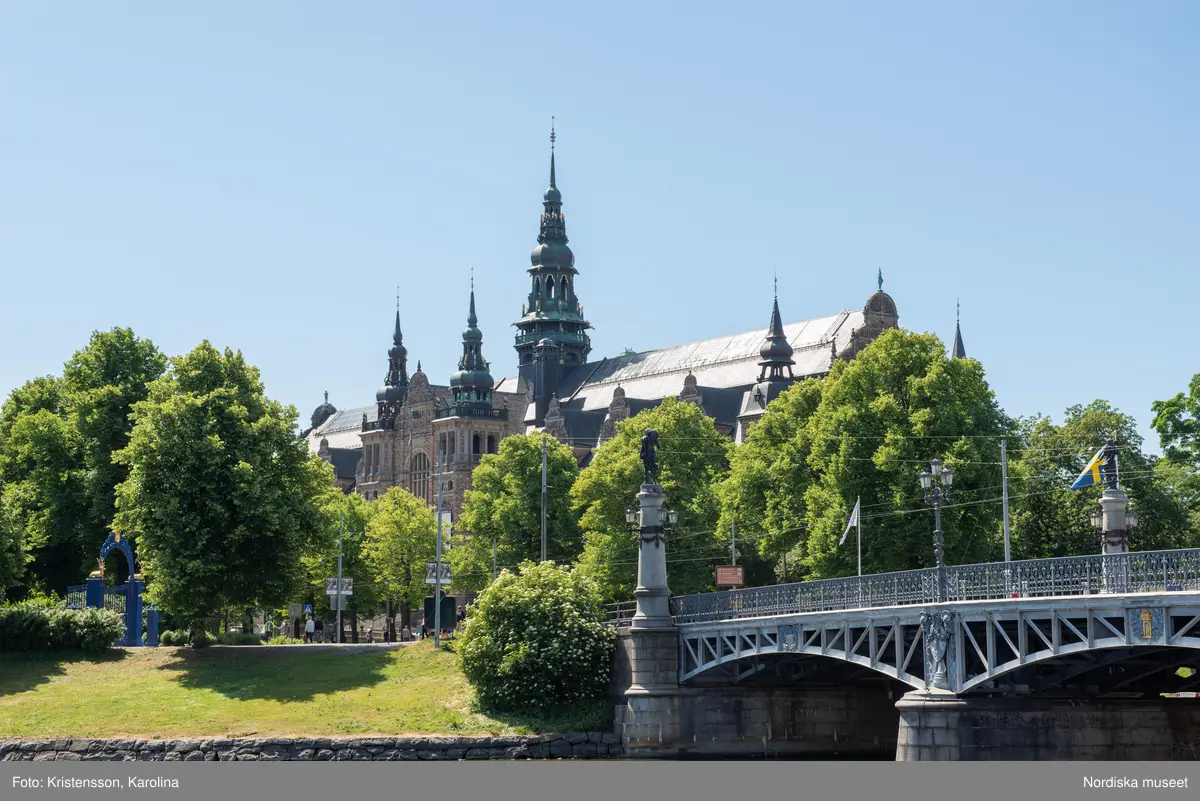 Nordiska museet, exteriörbilder tidig sommar med utblickar i närområdet på Djurgården och även drönarbilder som visar stora delar av Stockholm.