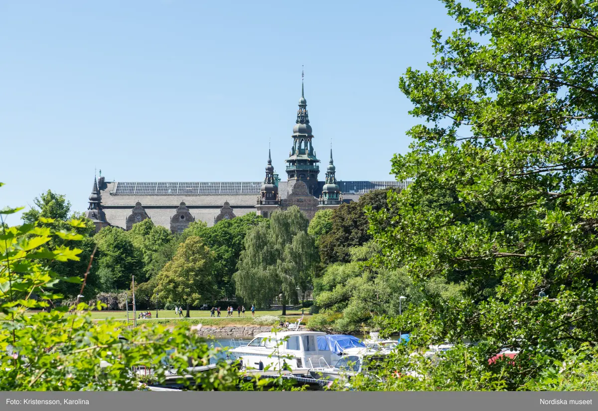 Nordiska museet, exteriörbilder tidig sommar med utblickar i närområdet på Djurgården och även drönarbilder som visar stora delar av Stockholm.