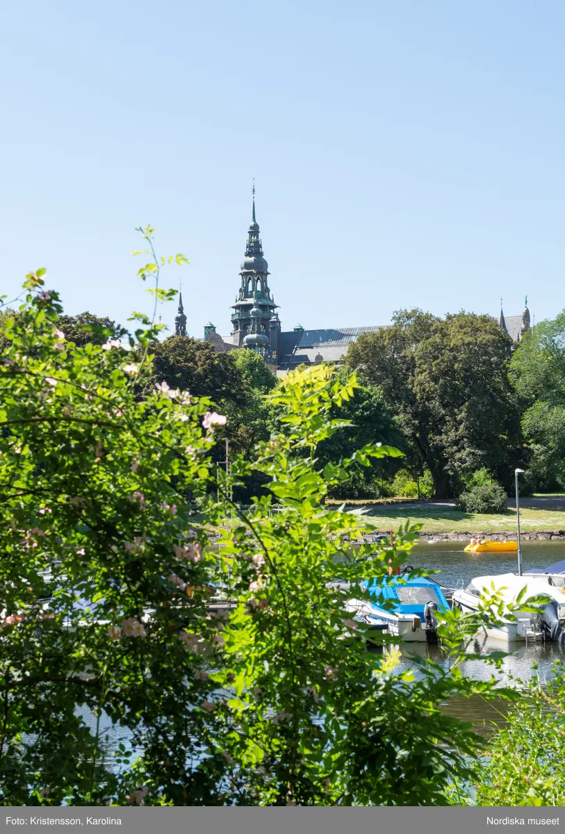 Nordiska museet, exteriörbilder tidig sommar med utblickar i närområdet på Djurgården och även drönarbilder som visar stora delar av Stockholm.