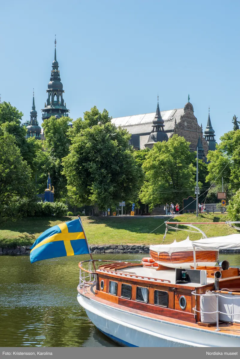 Nordiska museet, exteriörbilder tidig sommar med utblickar i närområdet på Djurgården och även drönarbilder som visar stora delar av Stockholm.