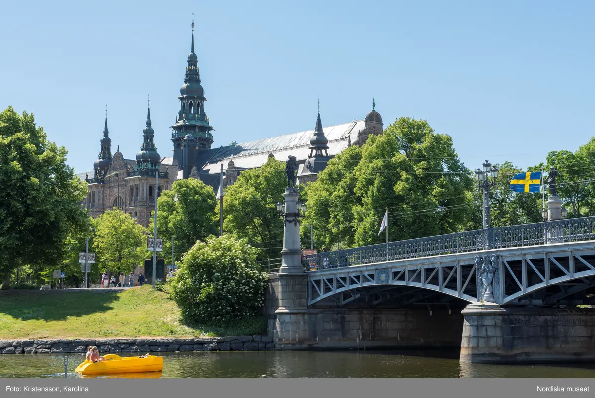 Nordiska museet, exteriörbilder tidig sommar med utblickar i närområdet på Djurgården och även drönarbilder som visar stora delar av Stockholm.