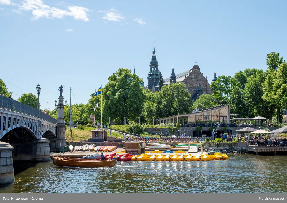 Nordiska museet, exteriörbilder tidig sommar med utblickar i närområdet på Djurgården och även drönarbilder som visar stora delar av Stockholm.