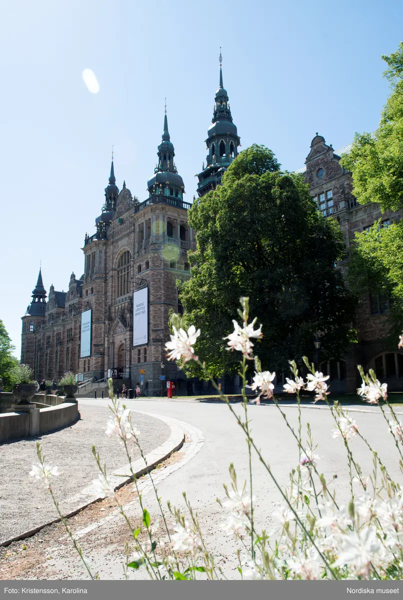 Nordiska museet, exteriörbilder tidig sommar med utblickar i närområdet på Djurgården och även drönarbilder som visar stora delar av Stockholm.