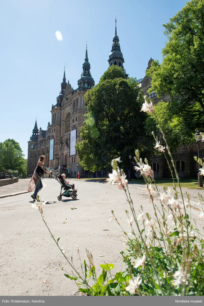 Nordiska museet, exteriörbilder tidig sommar med utblickar i närområdet på Djurgården och även drönarbilder som visar stora delar av Stockholm.