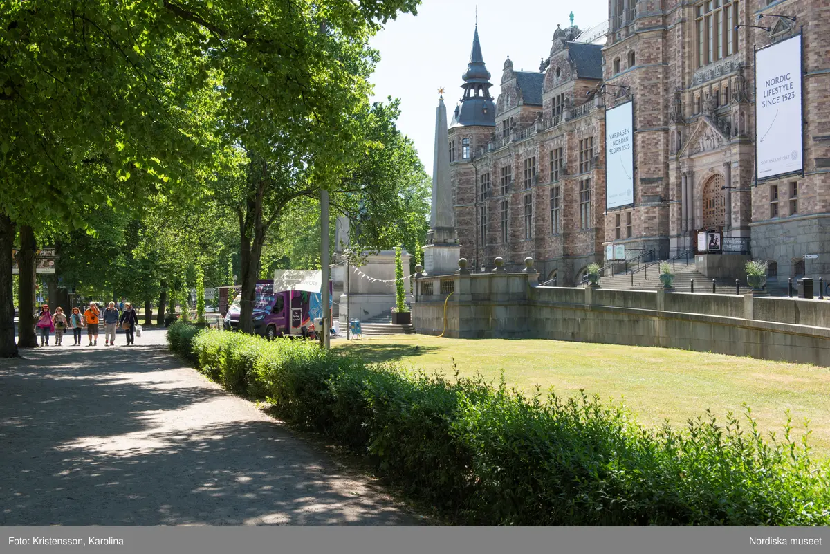 Nordiska museet, exteriörbilder tidig sommar med utblickar i närområdet på Djurgården och även drönarbilder som visar stora delar av Stockholm.