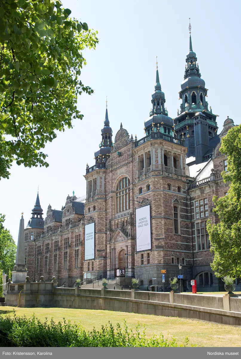 Nordiska museet, exteriörbilder tidig sommar med utblickar i närområdet på Djurgården och även drönarbilder som visar stora delar av Stockholm.