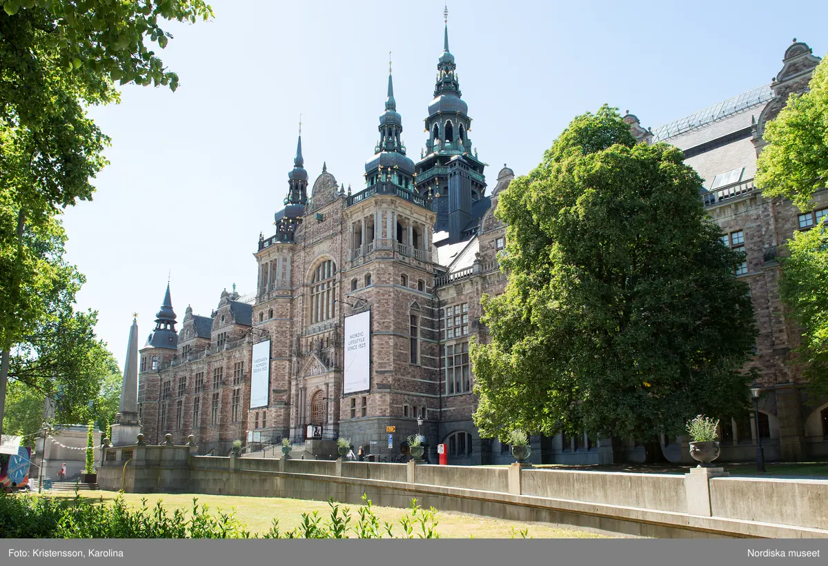 Nordiska museet, exteriörbilder tidig sommar med utblickar i närområdet på Djurgården och även drönarbilder som visar stora delar av Stockholm.