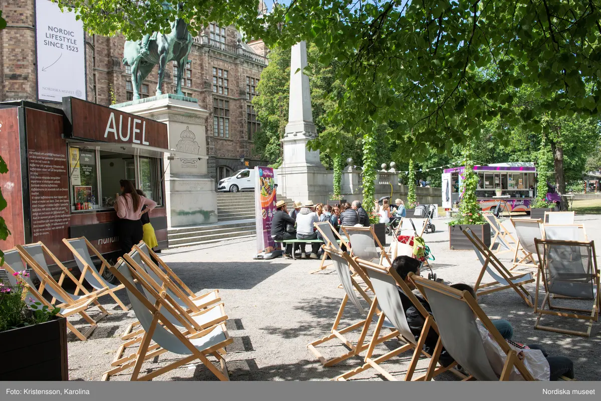 Nordiska museet, exteriörbilder tidig sommar med utblickar i närområdet på Djurgården och även drönarbilder som visar stora delar av Stockholm.