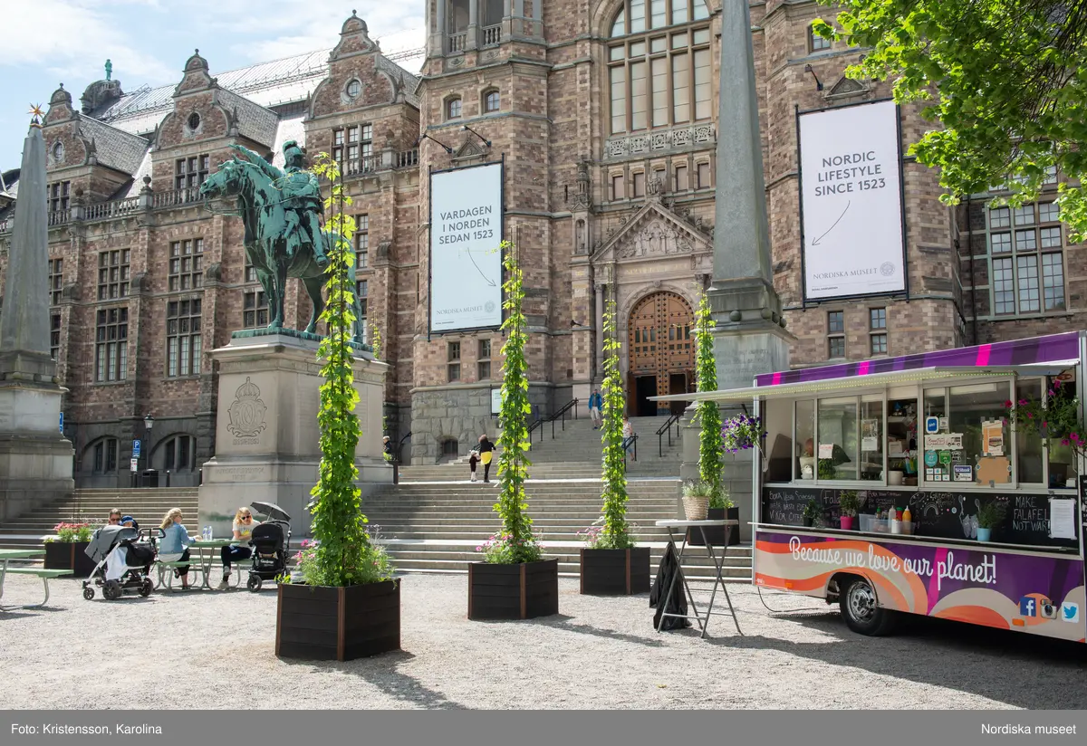 Nordiska museet, exteriörbilder tidig sommar med utblickar i närområdet på Djurgården och även drönarbilder som visar stora delar av Stockholm.