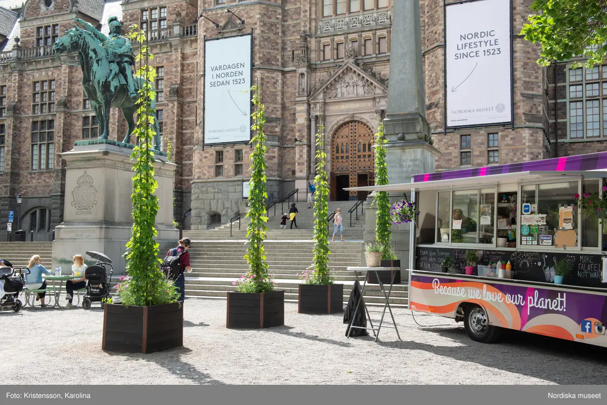 Nordiska museet, exteriörbilder tidig sommar med utblickar i närområdet på Djurgården och även drönarbilder som visar stora delar av Stockholm.