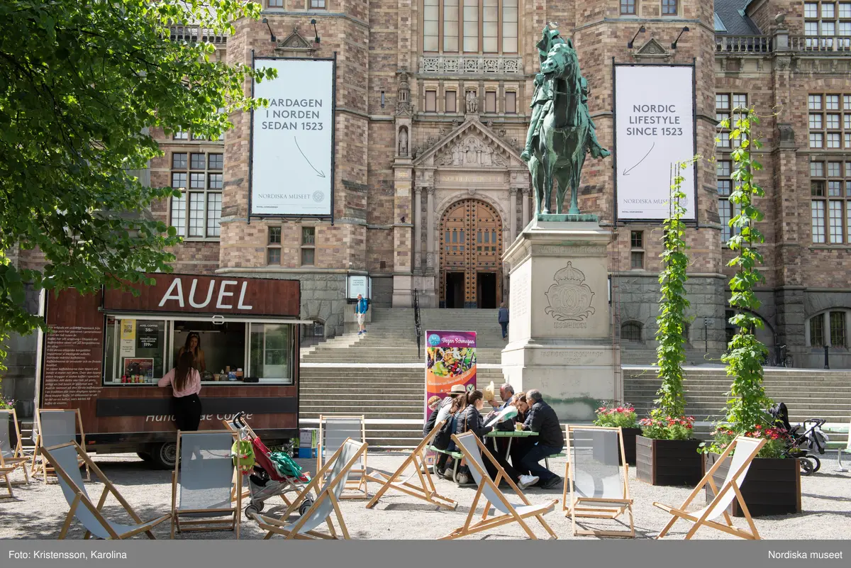 Nordiska museet, exteriörbilder tidig sommar med utblickar i närområdet på Djurgården och även drönarbilder som visar stora delar av Stockholm.