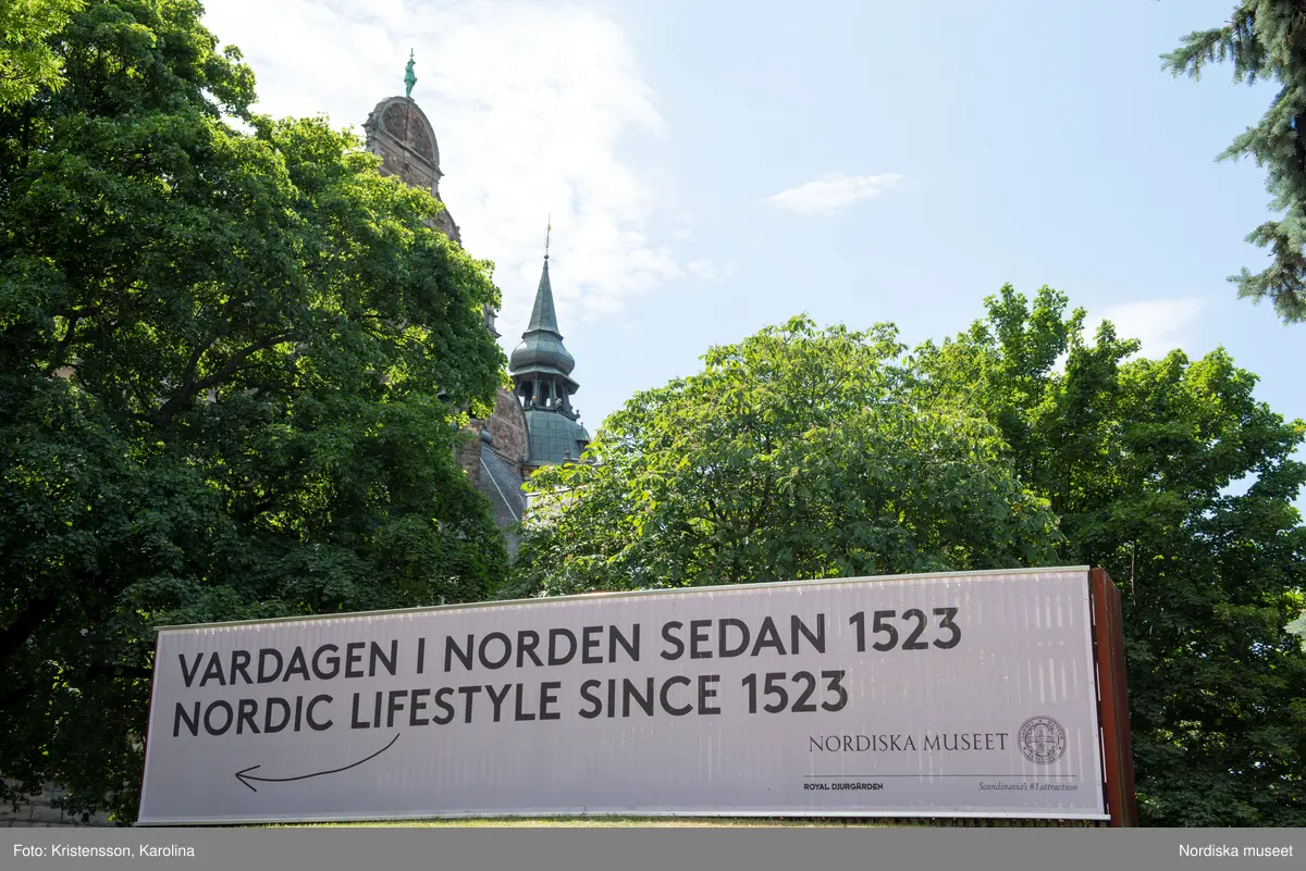 Nordiska museet, exteriörbilder tidig sommar med utblickar i närområdet på Djurgården och även drönarbilder som visar stora delar av Stockholm.