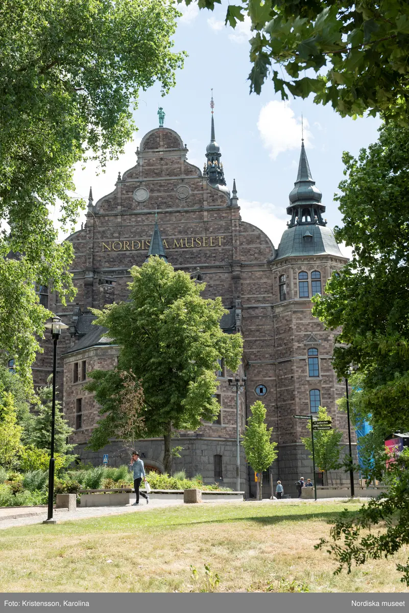 Nordiska museet, exteriörbilder tidig sommar med utblickar i närområdet på Djurgården och även drönarbilder som visar stora delar av Stockholm.