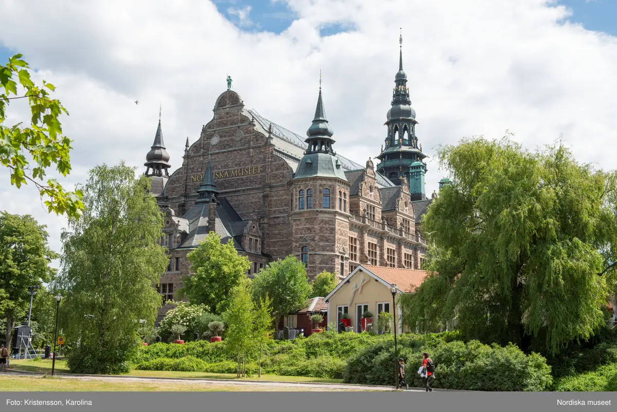 Nordiska museet, exteriörbilder tidig sommar med utblickar i närområdet på Djurgården och även drönarbilder som visar stora delar av Stockholm.