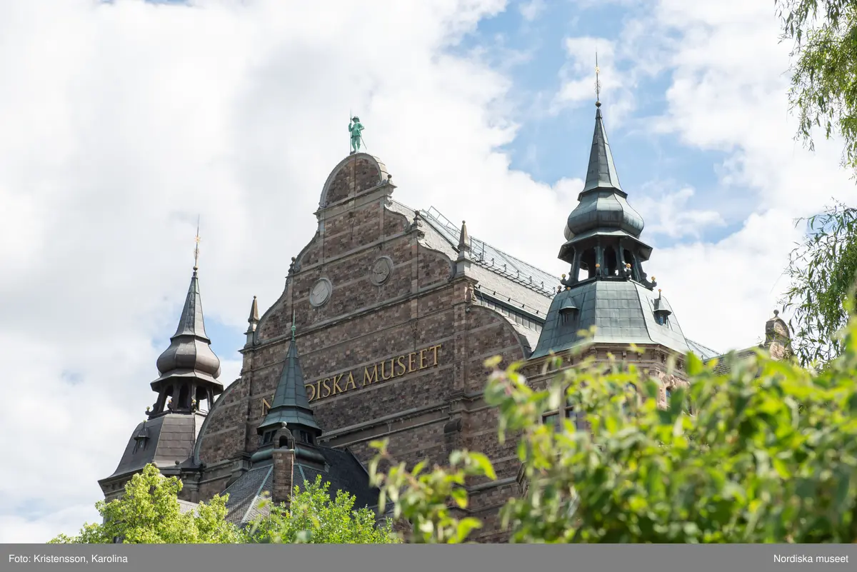 Nordiska museet, exteriörbilder tidig sommar med utblickar i närområdet på Djurgården och även drönarbilder som visar stora delar av Stockholm.