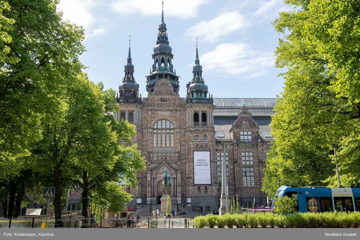 Nordiska museet, exteriörbilder tidig sommar med utblickar i närområdet på Djurgården och även drönarbilder som visar stora delar av Stockholm.