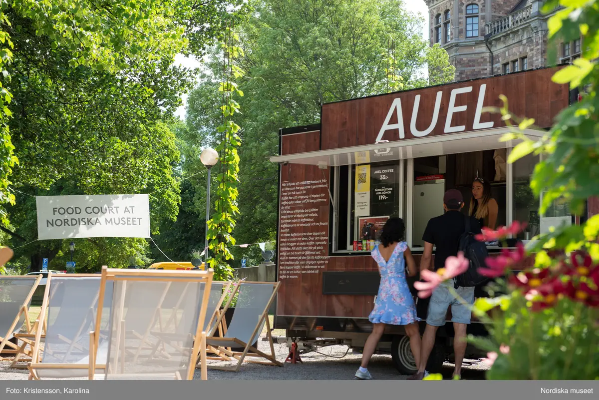 Nordiska museet, exteriörbilder tidig sommar med utblickar i närområdet på Djurgården och även drönarbilder som visar stora delar av Stockholm.