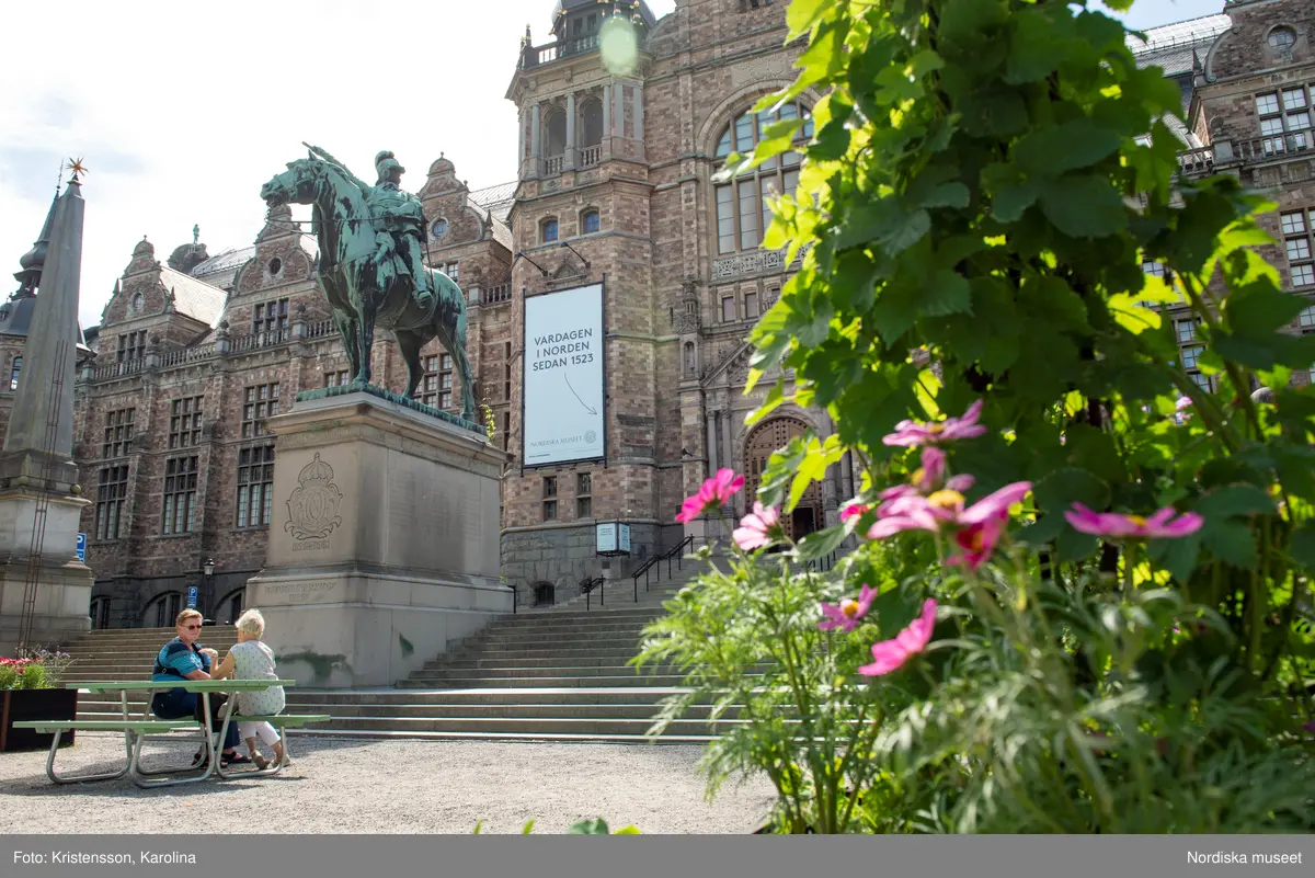 Nordiska museet, exteriörbilder tidig sommar med utblickar i närområdet på Djurgården och även drönarbilder som visar stora delar av Stockholm.