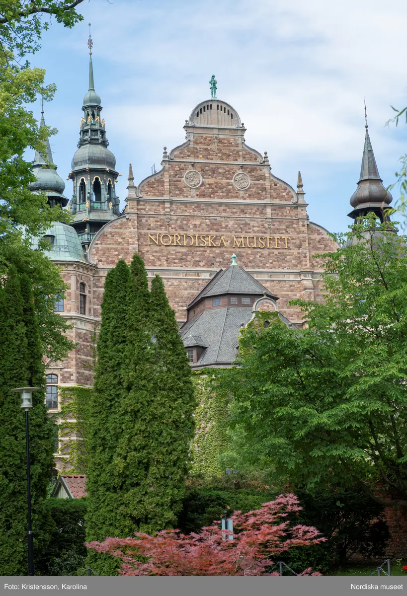 Nordiska museet, exteriörbilder tidig sommar med utblickar i närområdet på Djurgården och även drönarbilder som visar stora delar av Stockholm.