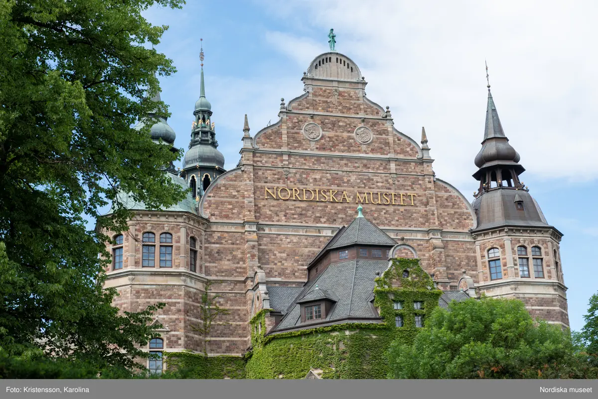 Nordiska museet, exteriörbilder tidig sommar med utblickar i närområdet på Djurgården och även drönarbilder som visar stora delar av Stockholm.