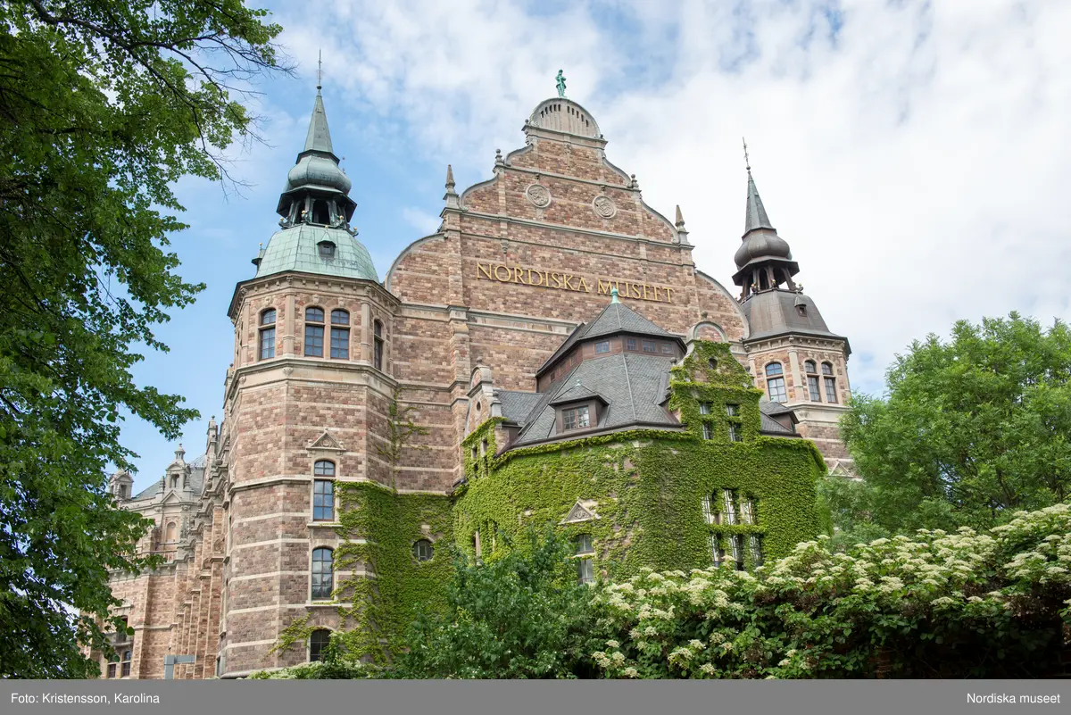 Nordiska museet, exteriörbilder tidig sommar med utblickar i närområdet på Djurgården och även drönarbilder som visar stora delar av Stockholm.