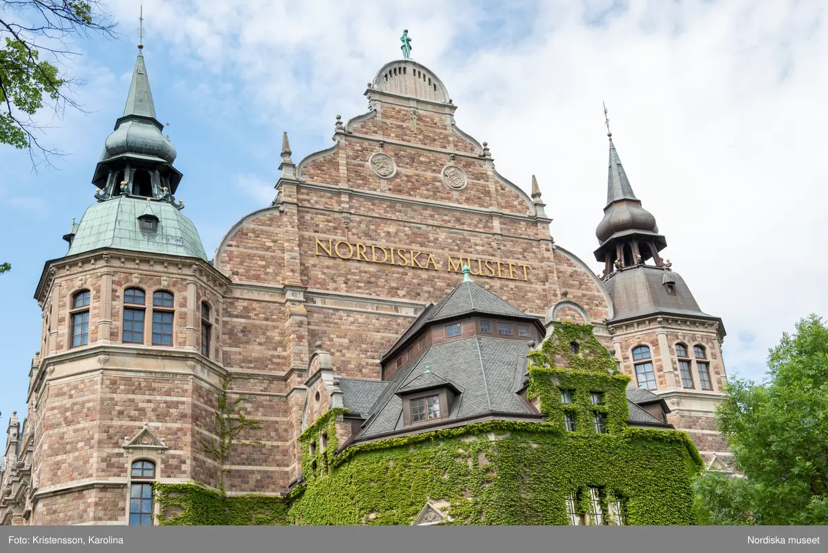 Nordiska museet, exteriörbilder tidig sommar med utblickar i närområdet på Djurgården och även drönarbilder som visar stora delar av Stockholm.