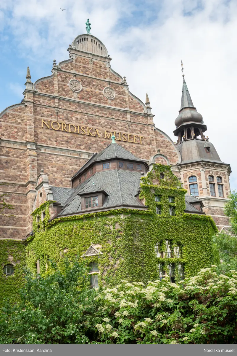 Nordiska museet, exteriörbilder tidig sommar med utblickar i närområdet på Djurgården och även drönarbilder som visar stora delar av Stockholm.